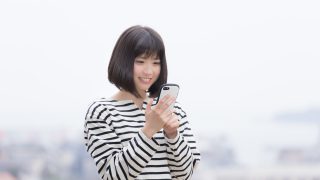 スマホを操作する女性